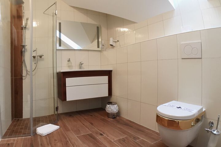 Room 12 of 20