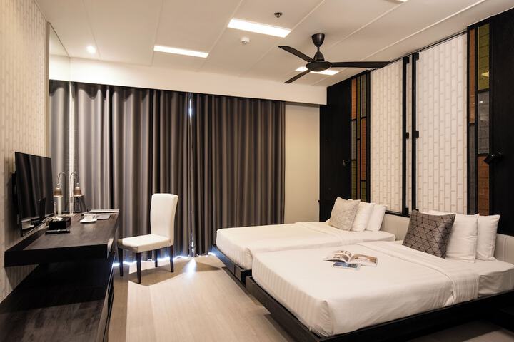 Room 8 of 93