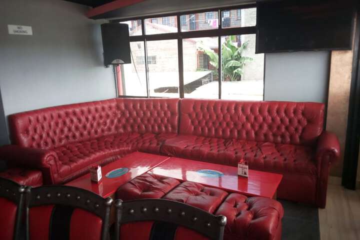 Lounge 11 of 14