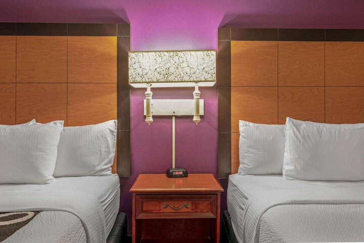 Double Bed Accessible (10 of 10)