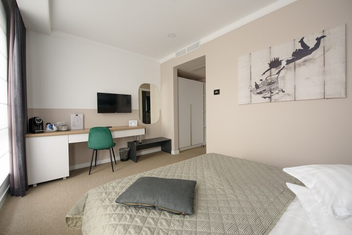 Room 15 of 28