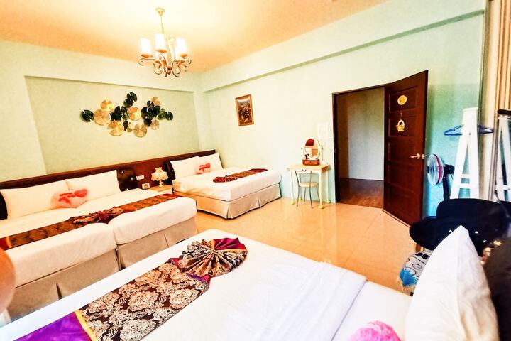 Room 12 of 28