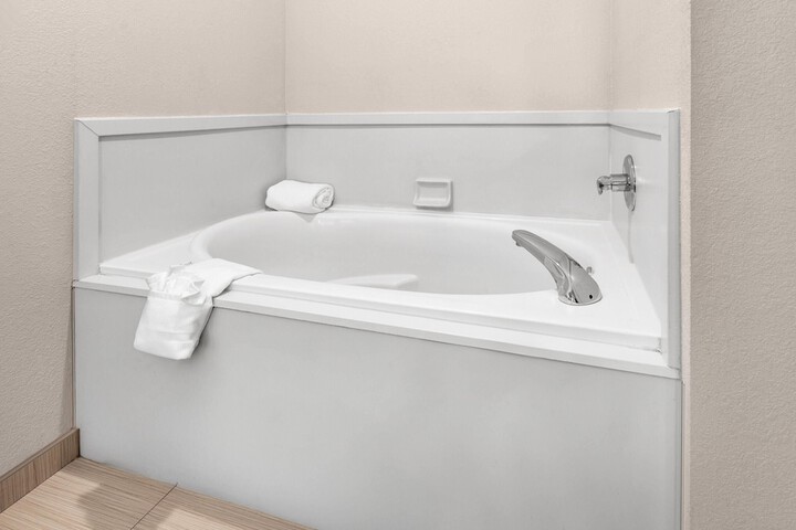 Jetted tub