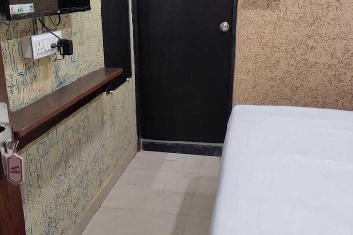 Room 9 of 26