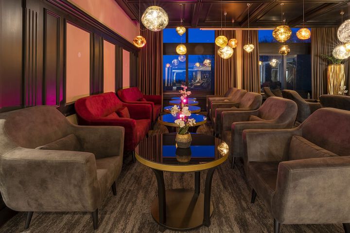 Lounge 73 of 94