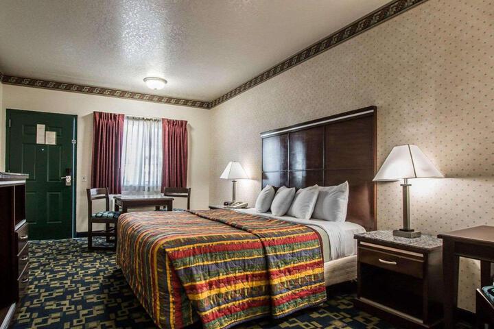 Deluxe King Bed (6 of 7)