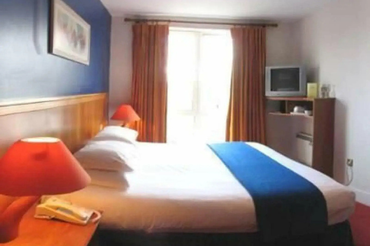 Room 3 of 9