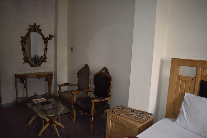 Room 9 of 16