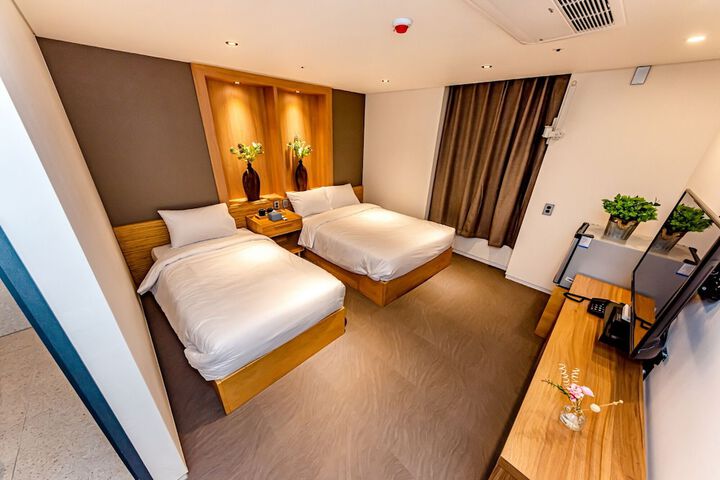 Room 28 of 34