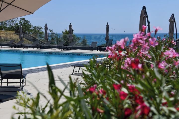 Pool 14 of 27