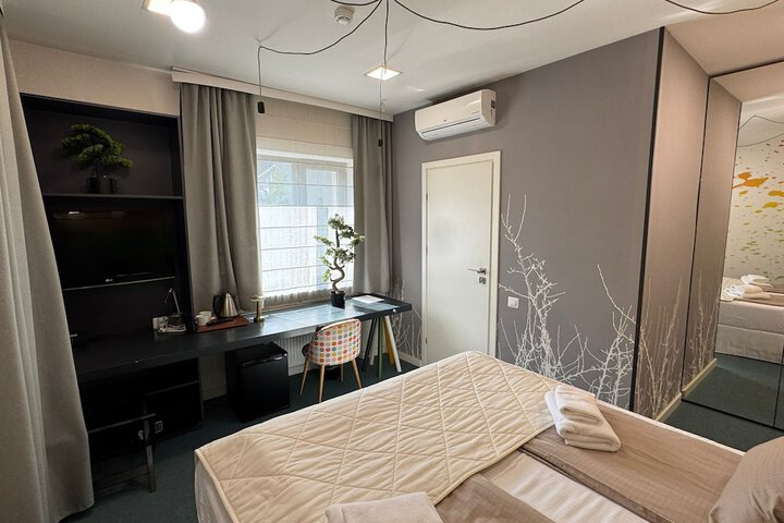 Room 6 of 25