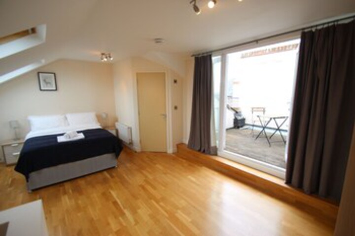 Room 13 of 16