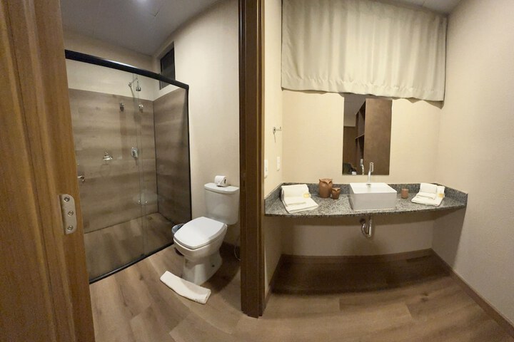 Room 6 of 10