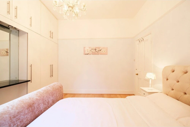 Room 4 of 10