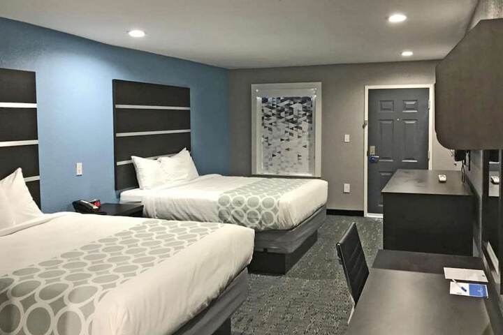 2 Queen Beds (1 of 8)