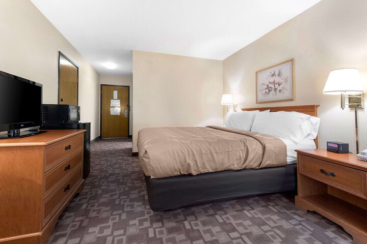 1 Queen Bed Accessible (7 of 7)