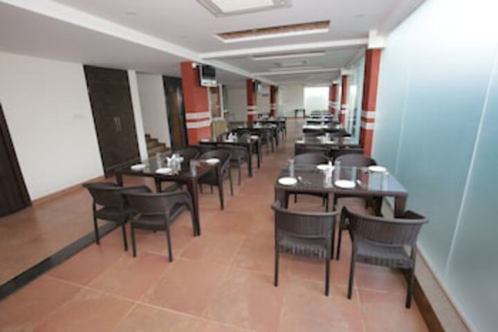 Dining 2 of 5