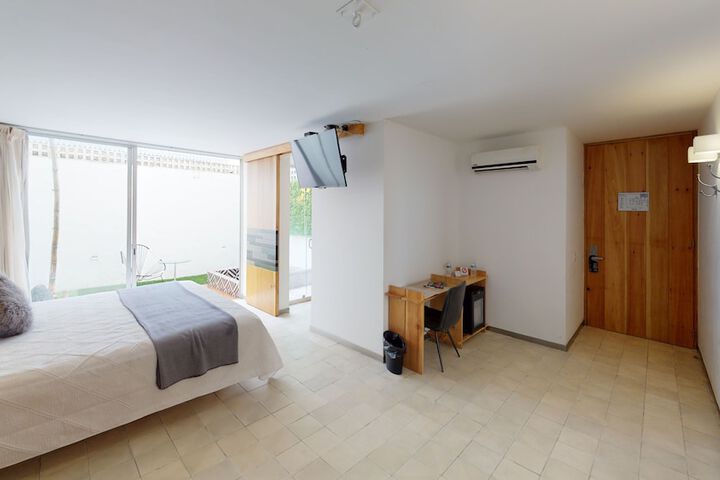 Room 13 of 76