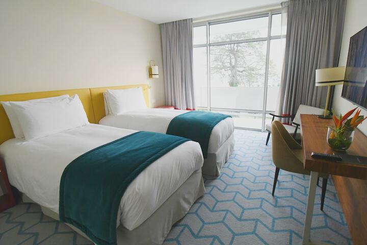 Room 6 of 175