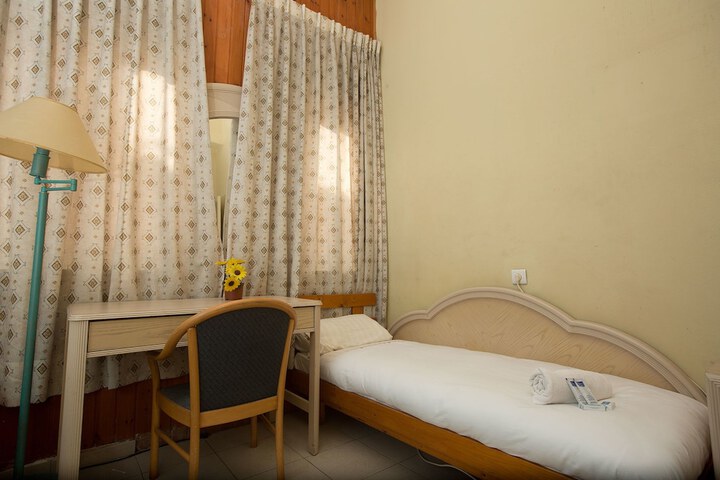 Room 2 of 34