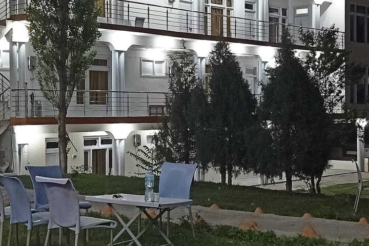 FOUR STAR HOTEL & RESTAURANT