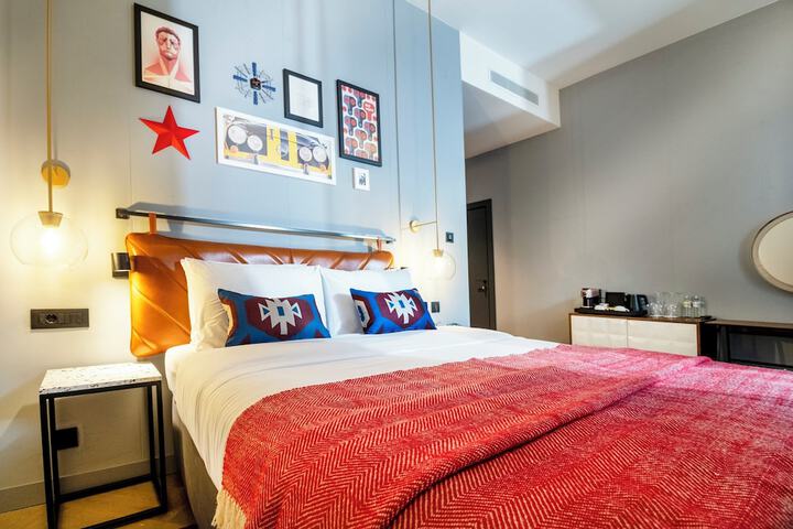 Room 35 of 147