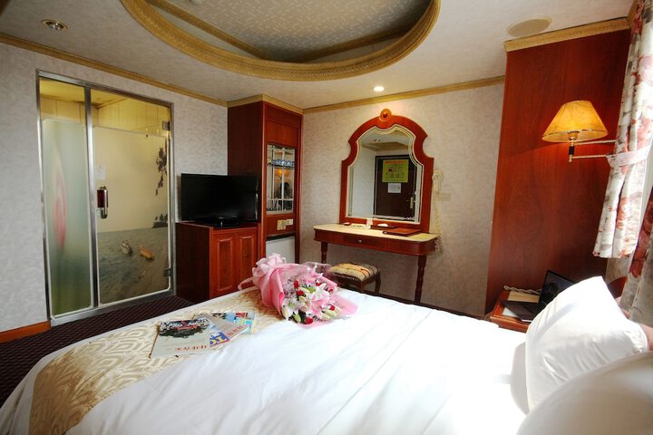 Room 7 of 32