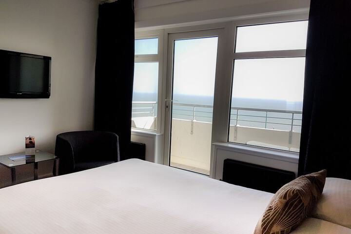 Room 18 of 142