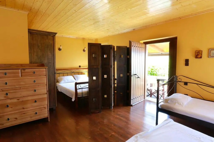 Room 5 of 10