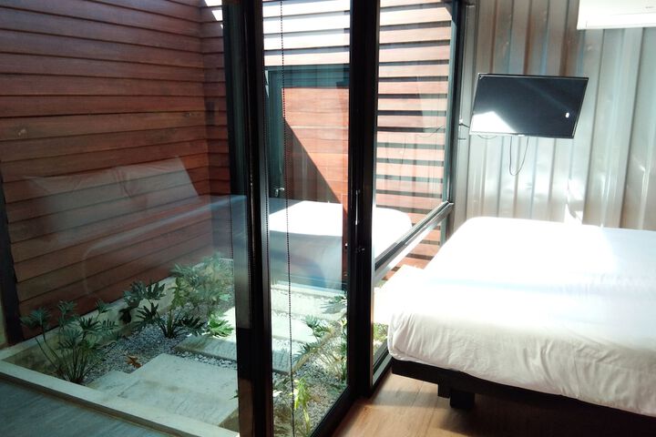 Room 6 of 100