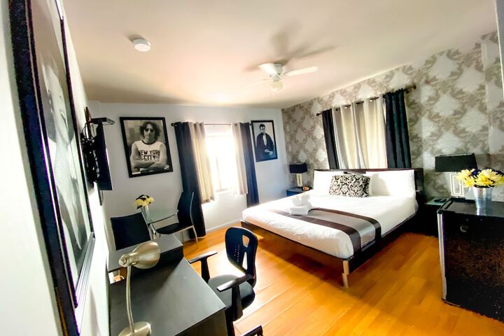 1 King Bed (6 of 9)