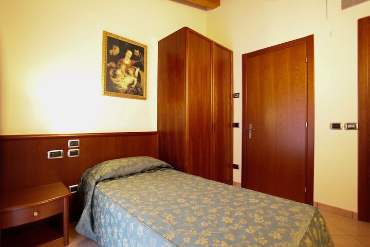 Room 5 of 74