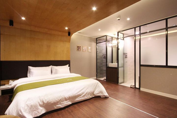 Room 32 of 36