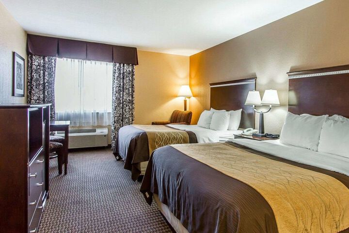 2 Queen Beds (8 of 11)