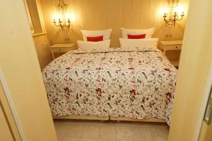 Room 6 of 17