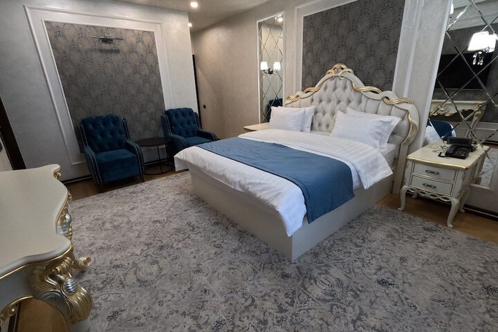 Room 12 of 25