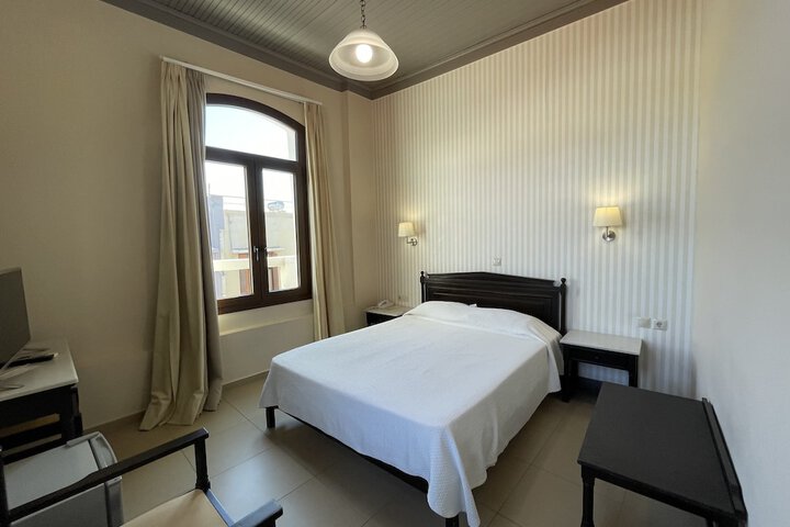 Room 10 of 33