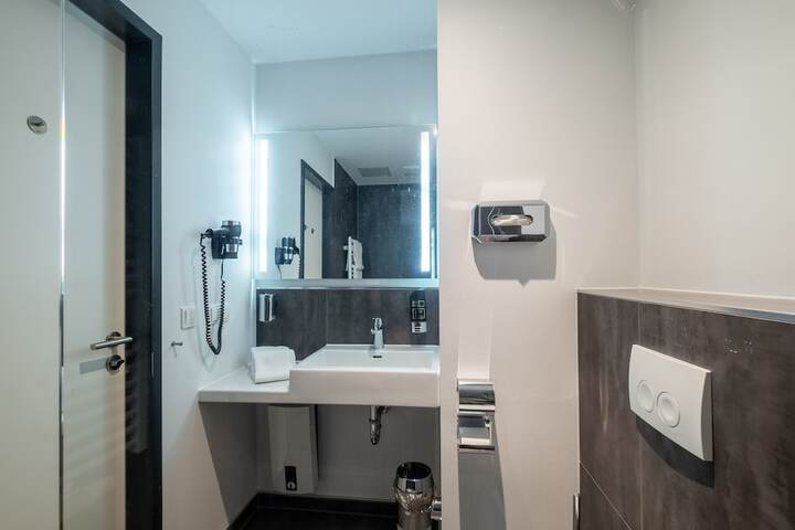 Room 33 of 73