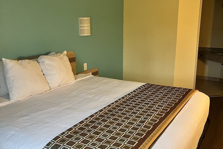 1 King Bed (2 of 20)