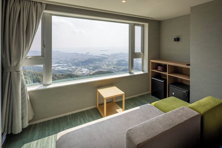 Room 18 of 104