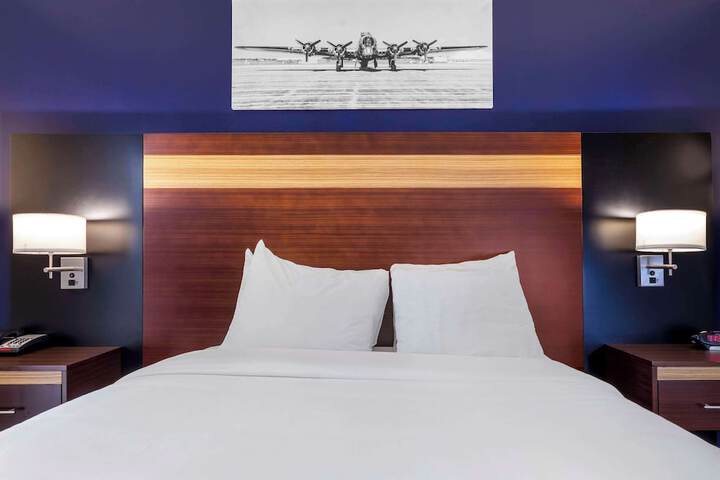 1 Queen Bed (6 of 9)