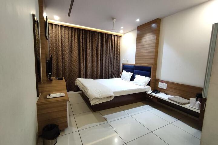Room 4 of 10