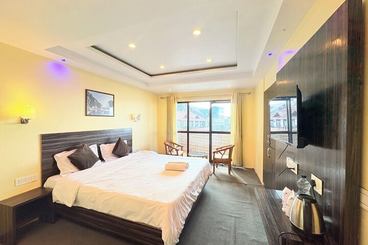 Room 13 of 28