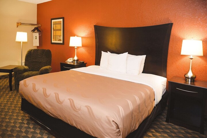 1 Queen Bed Accessible (2 of 11)