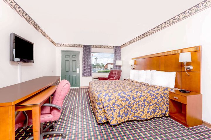 1 King Bed (2 of 12)