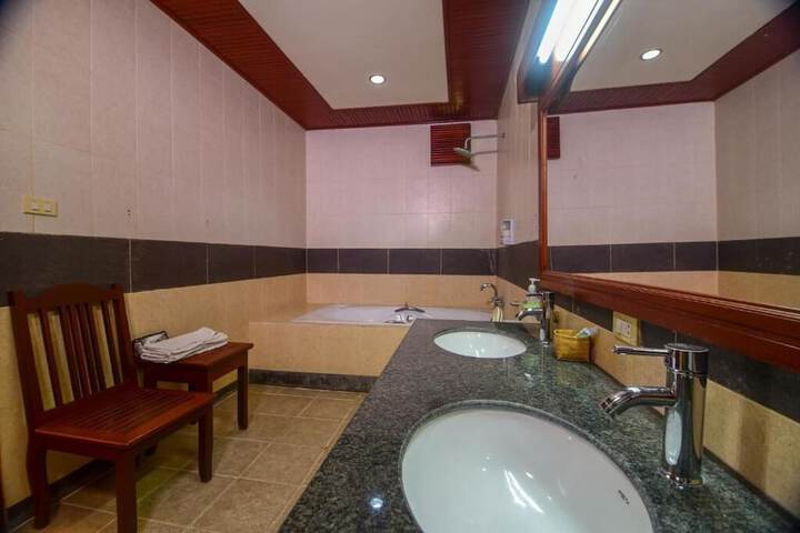 Room 4 of 11