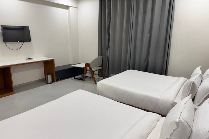 Room 6 of 12