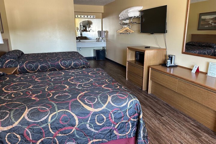 Room 4 of 8