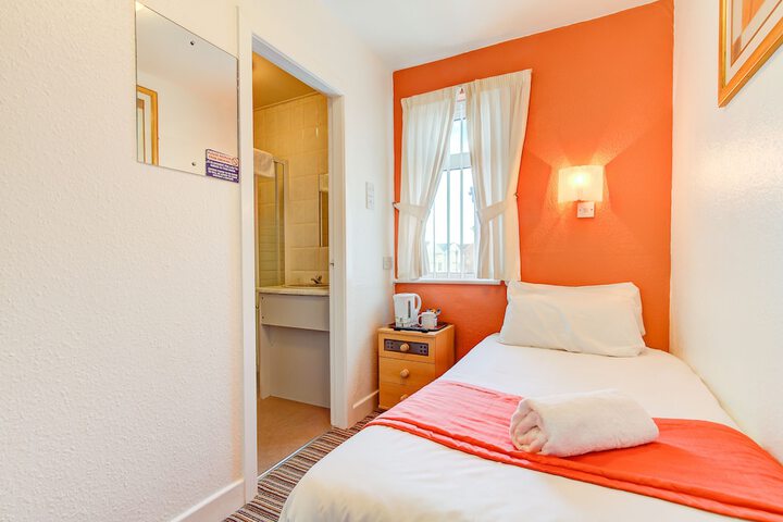 Room 10 of 99