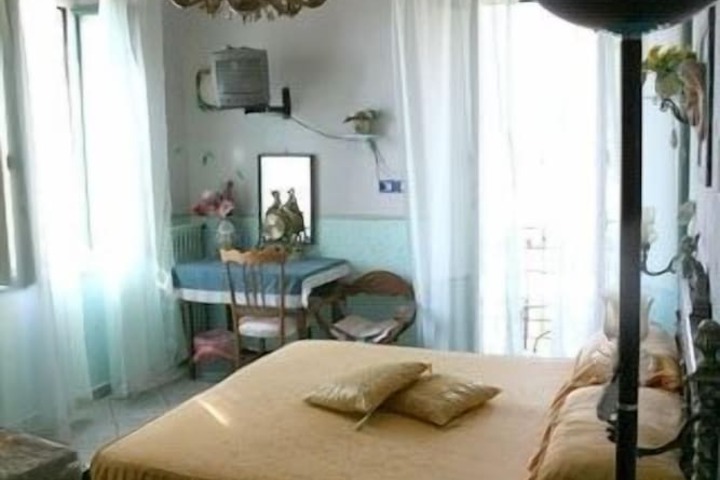 Room 10 of 32